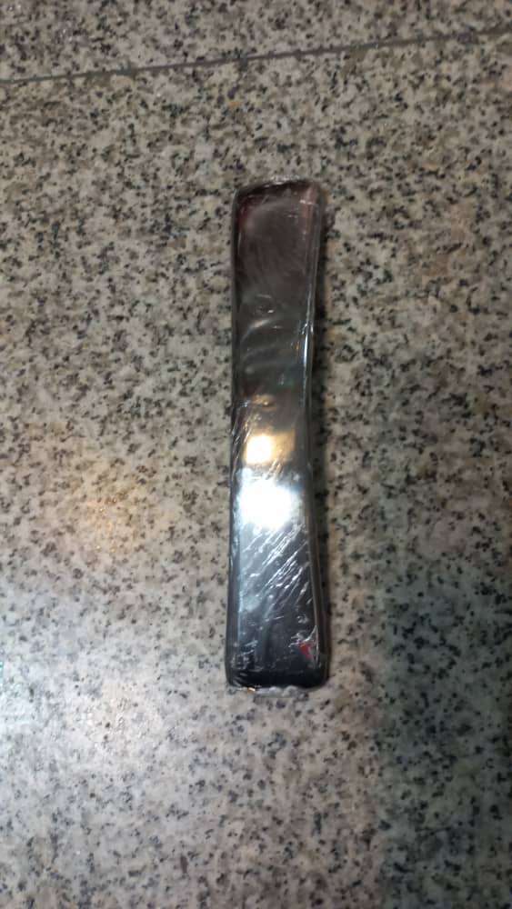 صافکاری با قالب تنه بارنگی همان صافکاری به شیوه سنتی است. در شیوه سنتی از ابزارهای دستی مثل گونی، قلم، سندان، مشتی و جاانگشتی چدنی استفاده می کنند. همانطور که قبلا اشاره شد از این تکنیک های سنتی برای بهبود صافی و زیبایی بدنه استفاده می کنند.